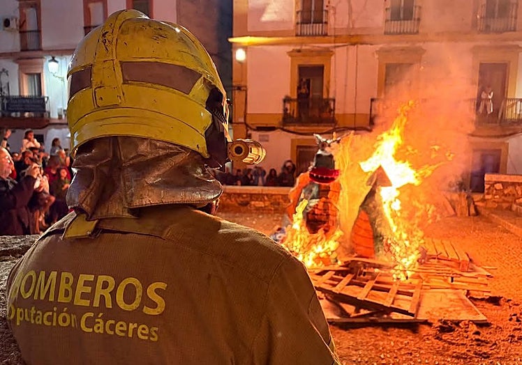 Un bombero sigue con atención el desarrollo de la quema de la dragona en Santiago.