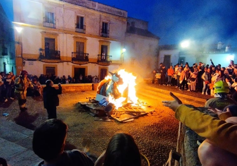 Los vecinos de la ciudad monumental de Cáceres queman a su dragona bajo vigilancia de los bomberos