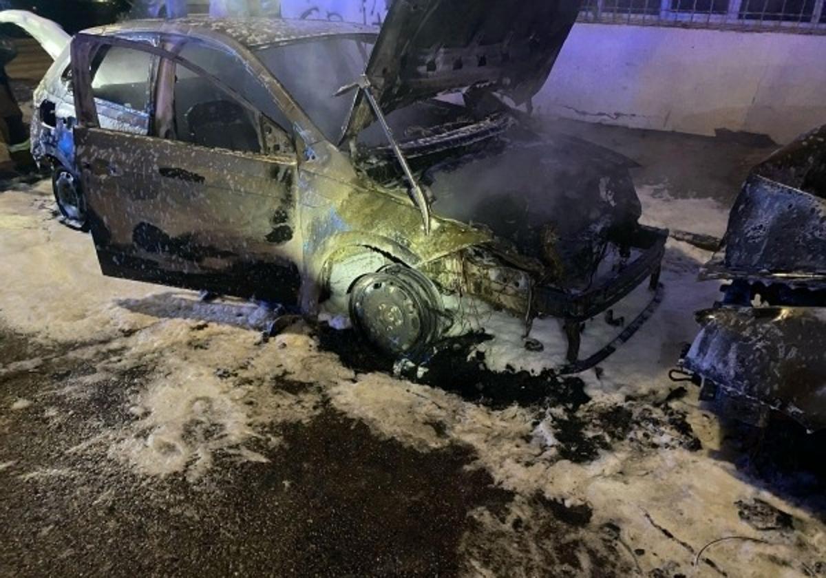 Así quedaron los coches quemados en las calles de Badajoz