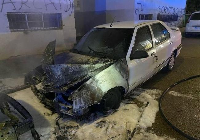 Renaul 19 quemado en la calle Olof Palma.