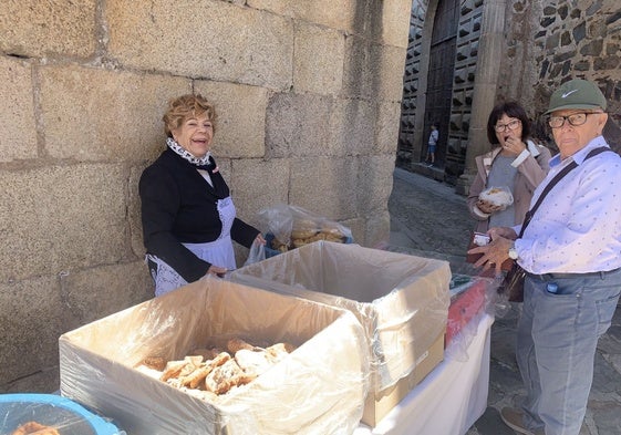 Ricarda Martín, de 82 años, con su puesto de dulces artesanales.