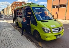 Amalia baja del microbús que cubre la línea M3 frente a las escuelas Virgen de Guadalupe.