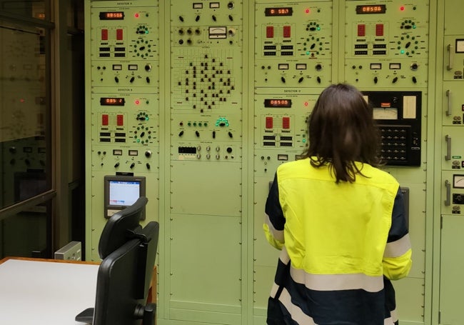 Una trabajadora de la central, en una de las dos salas de control.
