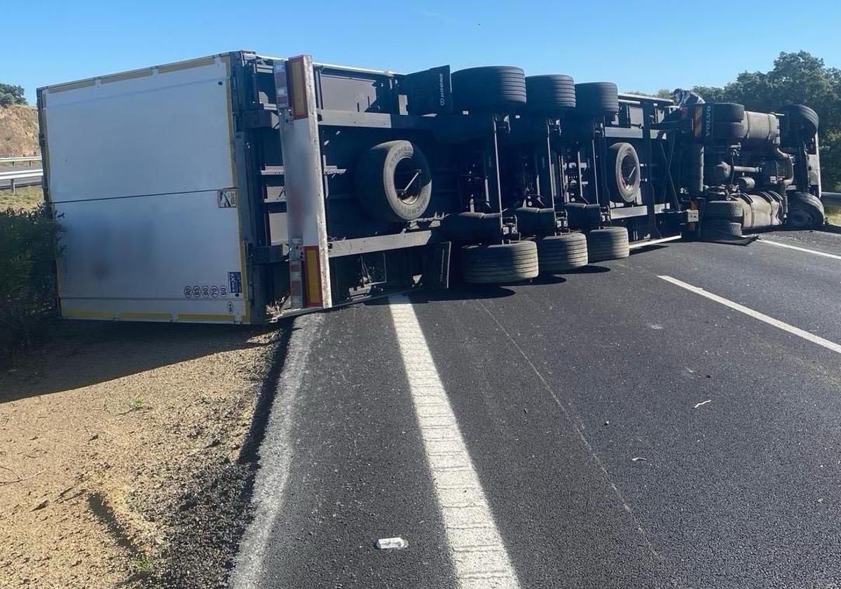 El camión ha quedado tendido ocupando los dos carriles de la calzada.