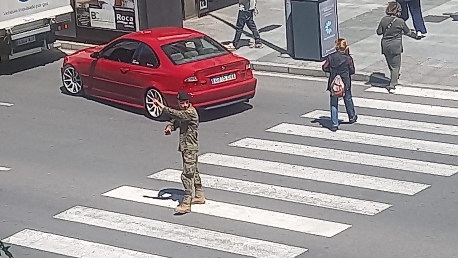 Un militar de la Base de Bótoa que vive en Cáceres se ha puesto al regular el tráfico al comprobar el caos circulatorio.