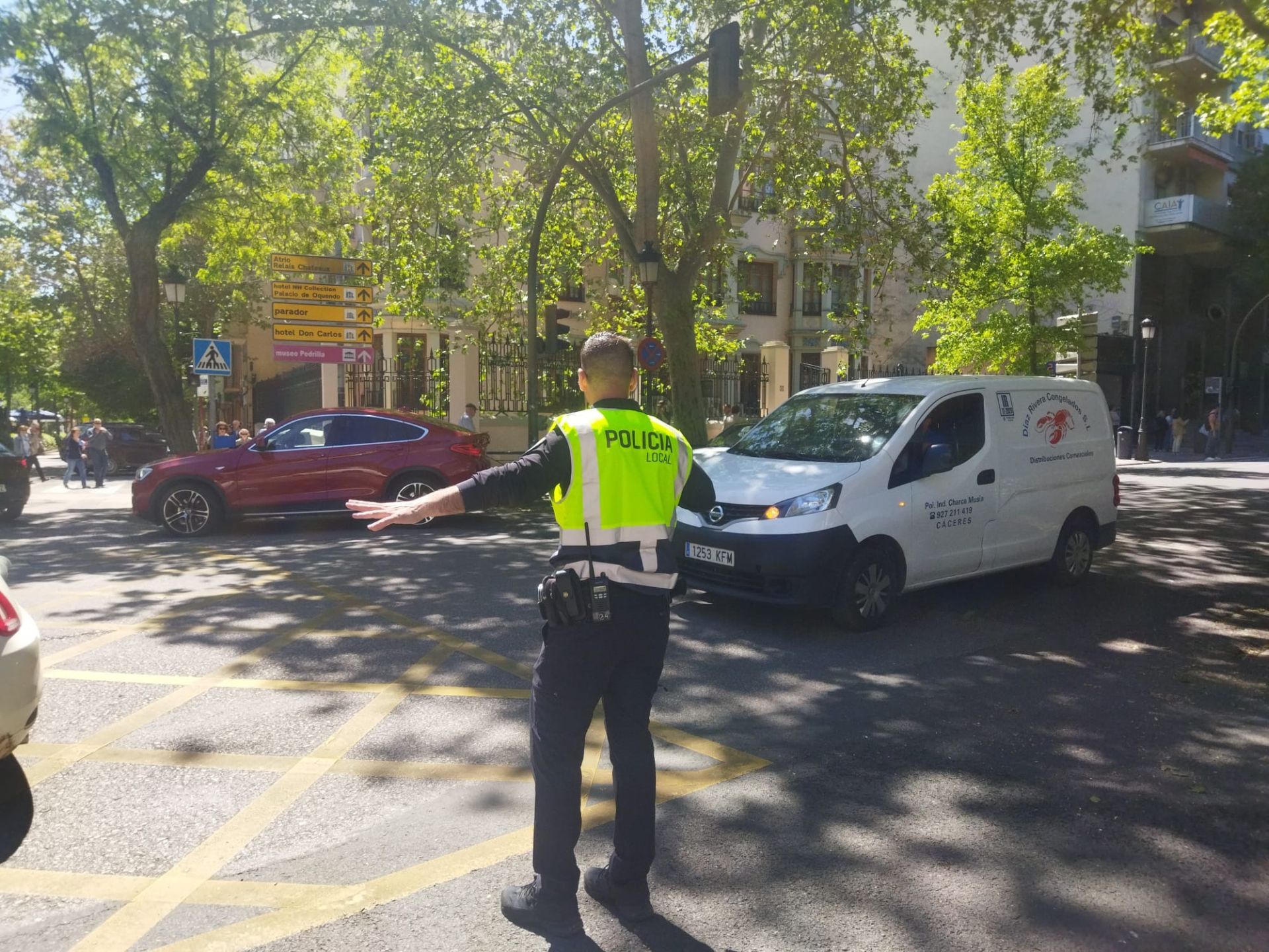 Policía Local regulando el tráfico en Cáceres ante la falta de semáfotos