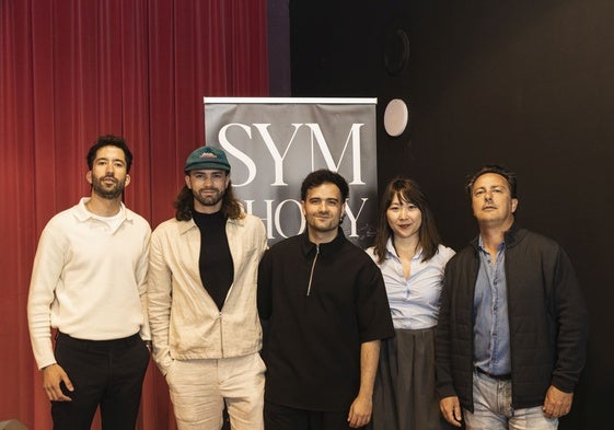 Iván Manzano (Fundación CB), José Manuel Arnao y José Ángel Cortés (DJs Los Primos) Hae Won Oh (OEx) y Víctor Pérez (Espacio Aftasí) en la presentación esta mañana en Badajoz de Symphony o Dance.