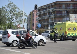Un policía local regula el tráfico junto al puente de la Universidad de Badajoz.