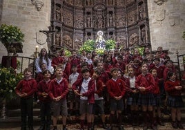 Los escolares este lunes por la mañana junto a la patrona de Cáceres.