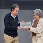 Guillermo Fernández Vara recibe el premio de manos de Patro Sánchez.