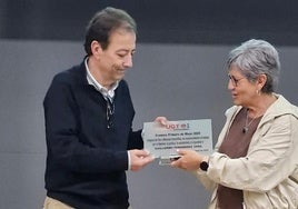 Guillermo Fernández Vara recibe el premio de manos de Patro Sánchez.