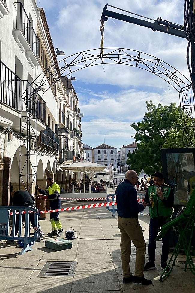 Preparativos a la entrada de Pintores para la procesión de subida del domingo.