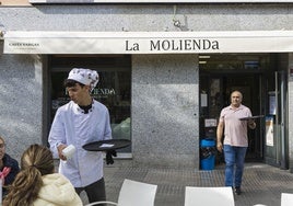 Antonio González Guerrero sale a servir en la terraza de su bar en Badajoz.