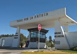 Acceso a la Base General Menacho, en Bótoa, donde ha fallecido un militar.