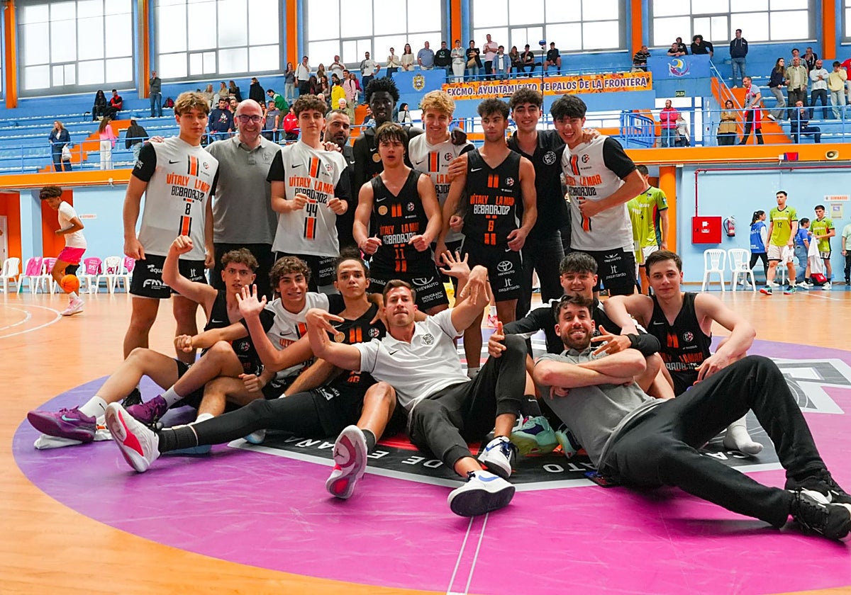 Los júniors del Vítaly La Mar BCB celebran el triunfo ante el Granada que les da el pase a octavos.