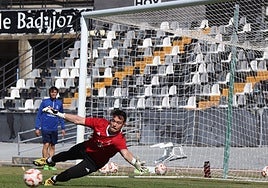 Sergio Tienza durante un entrenamiento con el Badajoz la semana pasada.