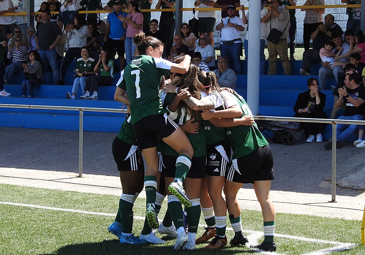 Las jugadoras del Cacereño celebran el gol de la victoria frente al Logroño.
