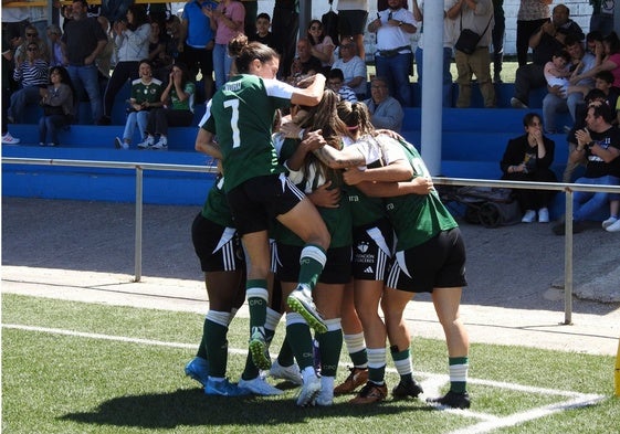 Las jugadoras del Cacereño celebran el gol de la victoria frente al Logroño.