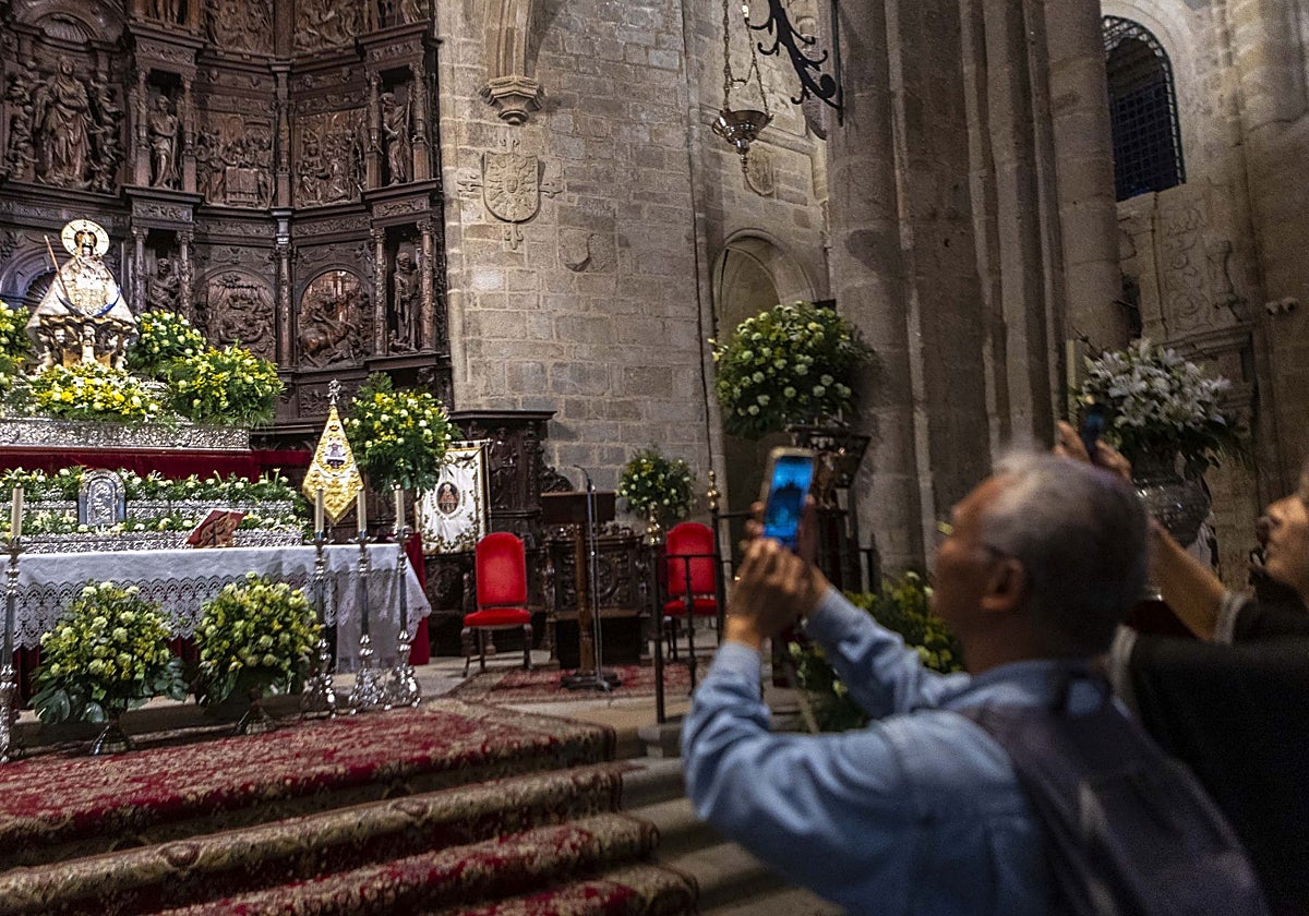 La imagen ha lucido este martes el manto número 43, de tisú de plata.