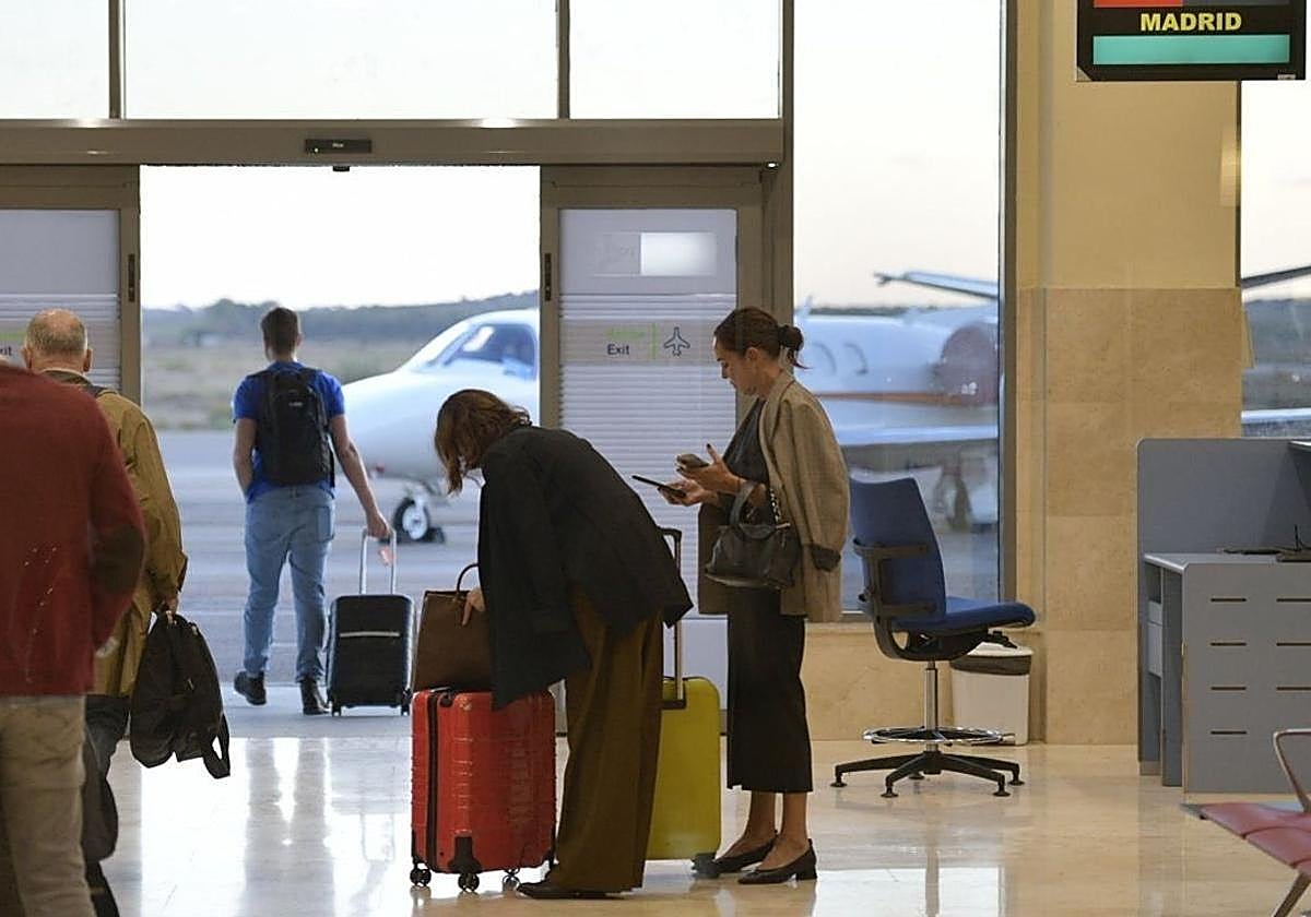 Imagen de archivo de usuarios esperando el vuelo a Madrid desde el aeropuerto pacense.
