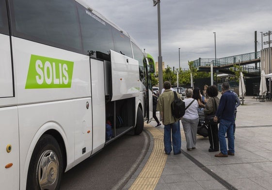 Los viajeros que ayer tenían billetes para el Alvia entre Badajoz a Madrid fueron derivados a un autobús para hacer el recorrido.