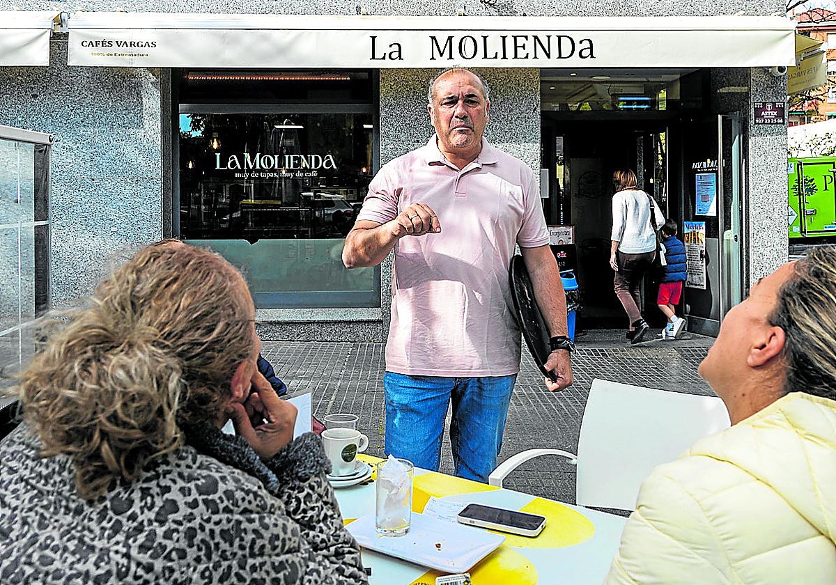 Antonio González optó por no cerrar su bar en Badajoz, La Molienda, durante el apagón.