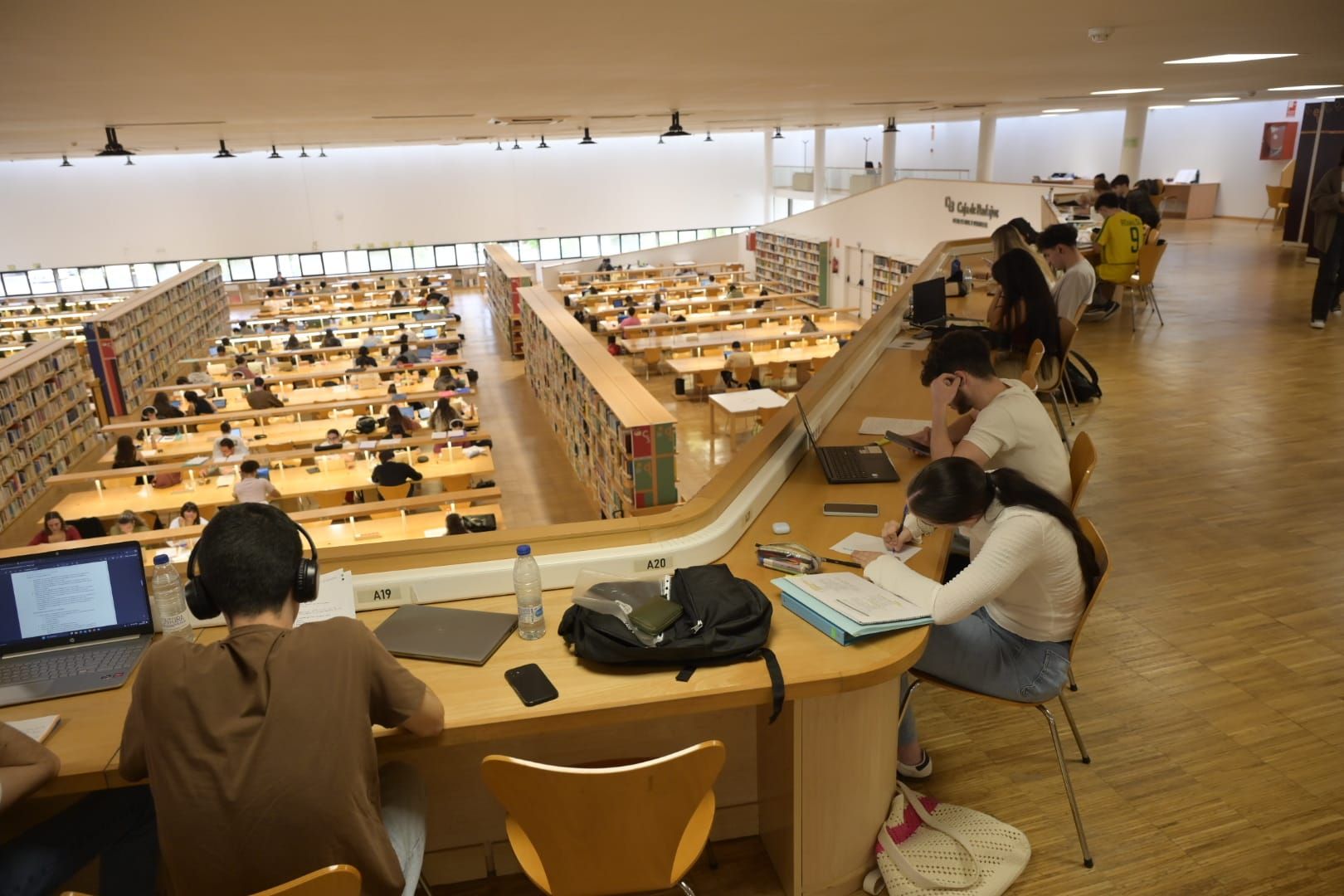 Alumnos en la biblioteca central del campus de Badajoz de la Universidad de Extremadura (UEx), que ha abierto con total normalidad este martes.