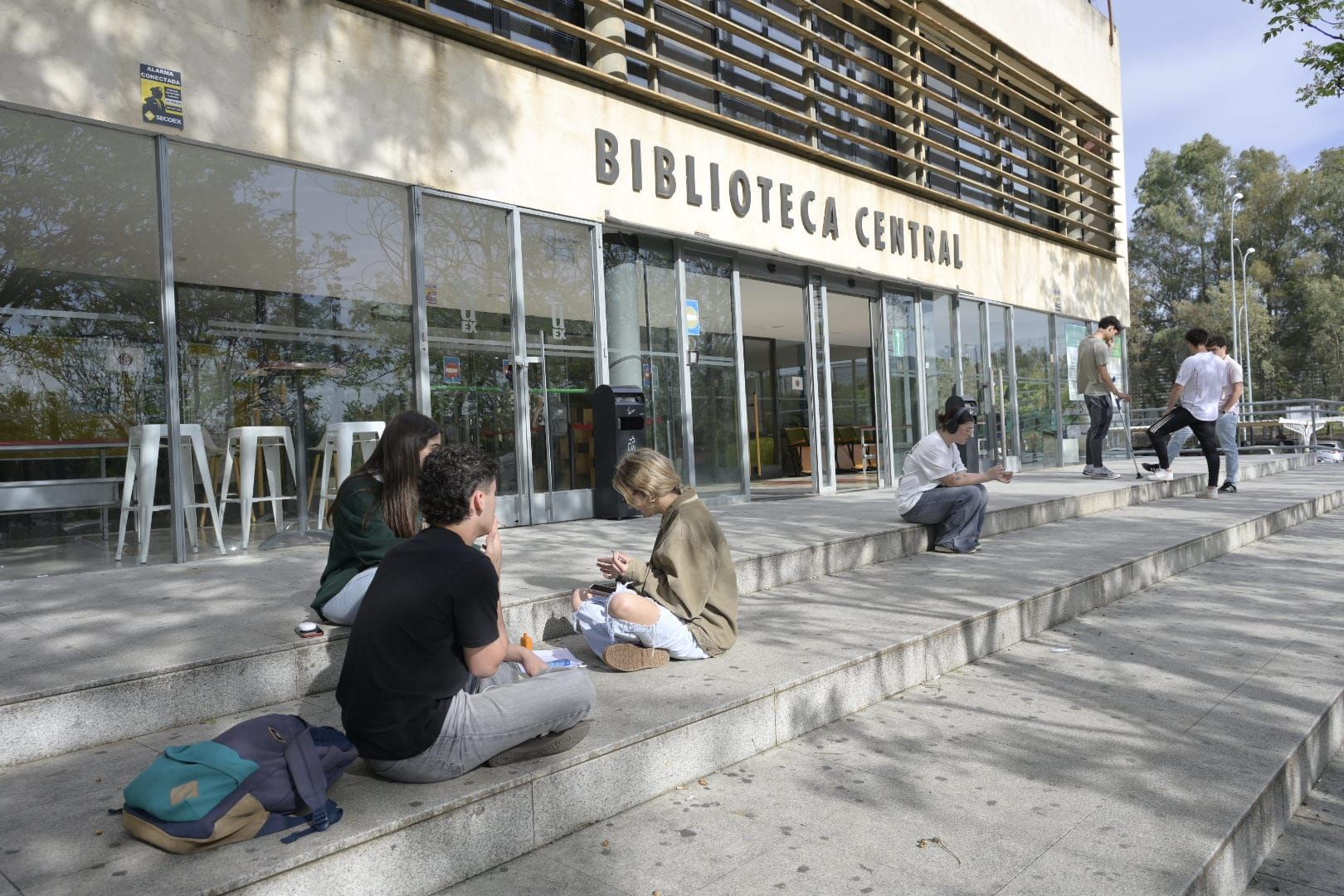 Alumnos en la biblioteca central del campus de Badajoz de la Universidad de Extremadura (UEx), que ha abierto con total normalidad este martes.