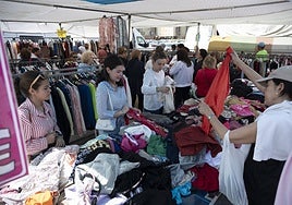 Mercadillo esta mañana en Badajoz, donde todo funciona sin electricidad.