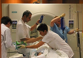 Trabajadores del SES preparan a un paciente para una prueba en una imagen de archivo.