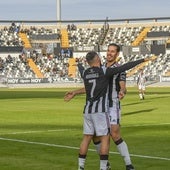 Álex Alegría celebra un gol con Bermúdez.