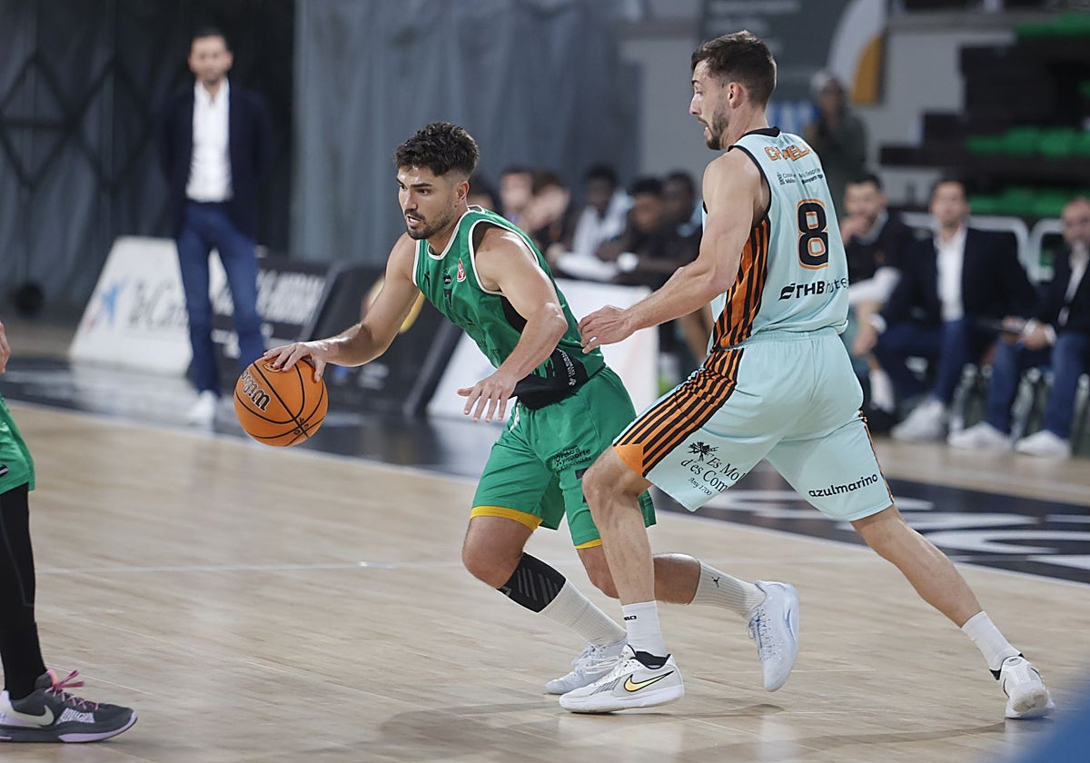 Óscar Rodríguez conduce el balón presionado por Adrián Chapela en el Cáceres-Palmer.
