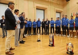 Miguel Ángel Gallardo recibió en la Diputación al Extremadura, que ofreció al presidente sus tres títulos conquistados esta temporada.