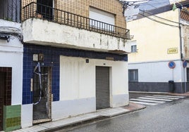 El precinto policial en el edificio donde ha intervenido la policía en Badajoz.