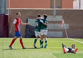 Sancho y Adri Pérez celebran un gol en Navalcarnero.