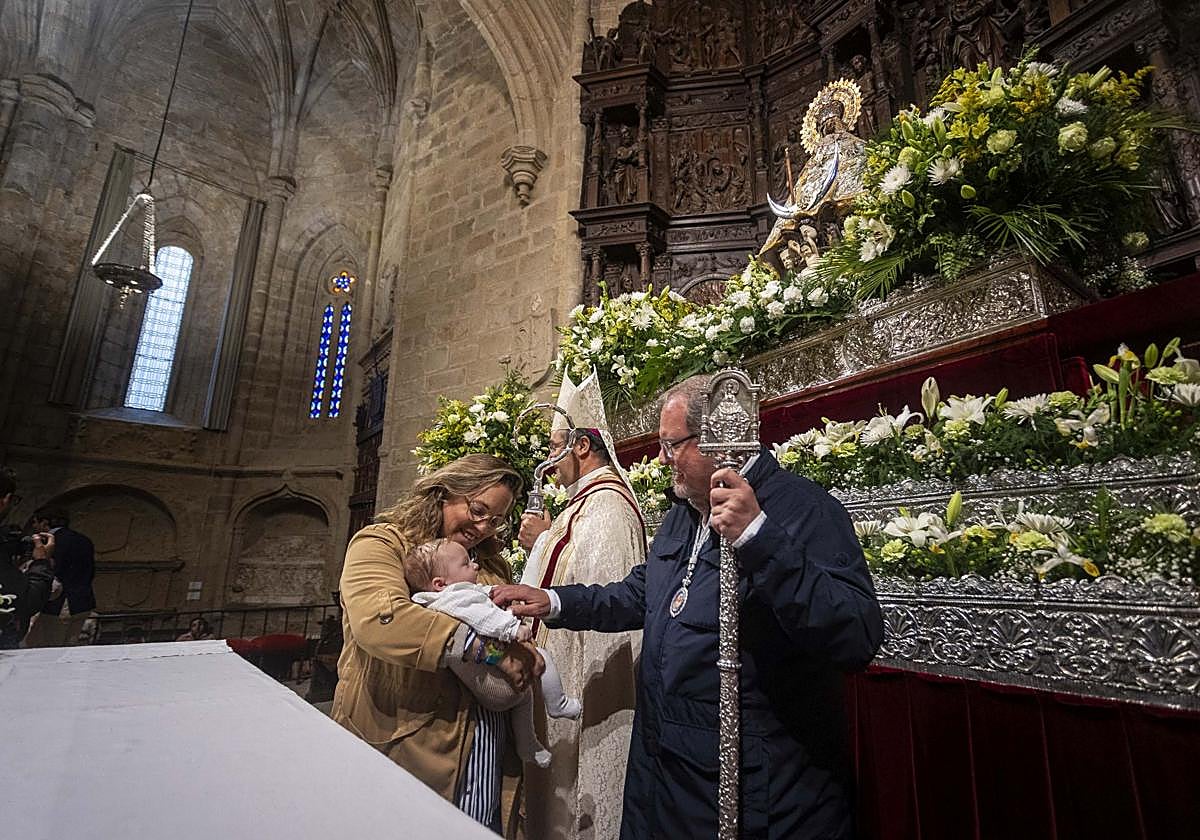 La presentación de los niños ante la Virgen de la Montaña, en imágenes