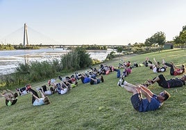 Un rupo de ciudadanos practica deporte en el parque del río Guadiana en Badajoz, en una foto de archivo.