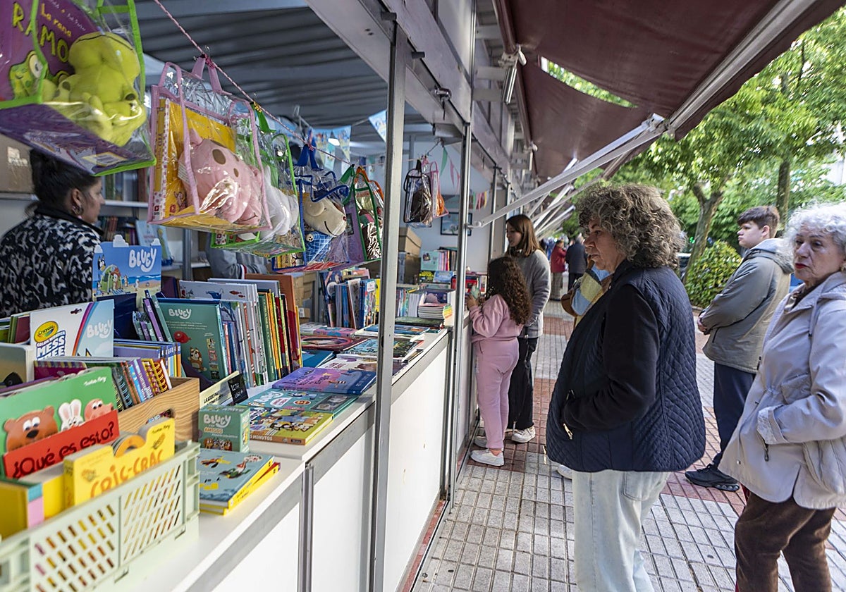 Últimos visitantes a la Feria del Libro de Cáceres, que se clausuró ayer.