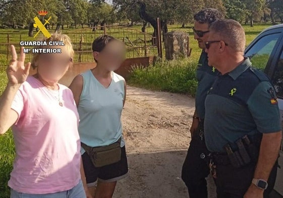 Dos de las peregrinas auxiliadas por la Guardia Civil junto a los agentes que las atendieron.