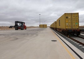 Contenedores de tren en la plataforma logística del Suroeste Europeo.