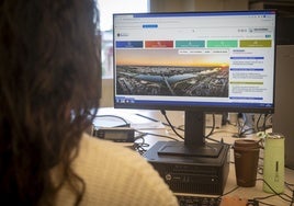 Una pacense consulta la página web municipal de Badajoz.