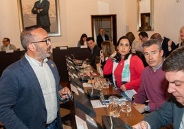 Miguel Ángel Morales con diputados de su grupo en el pleno de ayer.