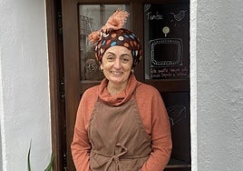 Remedios Carrasco en la puerta de su quesería.