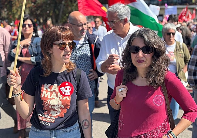 Nerea Fernández junto a Irene de Miguel, diputadas de Unidas por Extremadura. Detrás, los también diputados José Antonio González y Joaquín Macías.