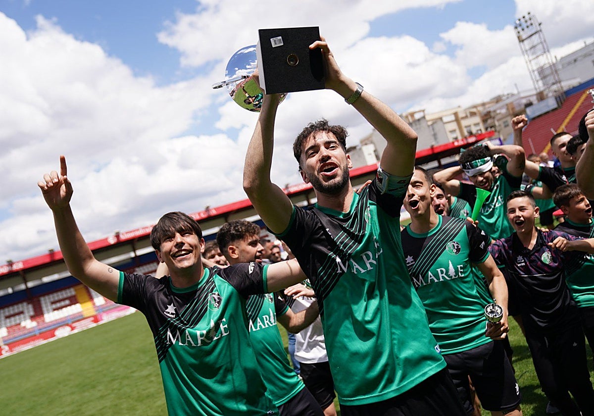 El Gévora con el trofeo de la Copa de Extremadura.