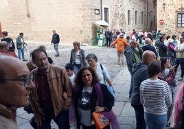 Trasiego en la concatedral de Coria-Cáceres para visitar la imagen de la patrona.