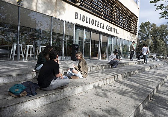 Estudiantes extremeños a las puertas de la biblioteca central de la UEx en Badajoz durante el apagón.