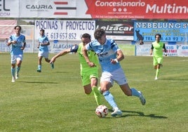 Mariano Carmona conduce el balón en el duelo ante el Sanse.