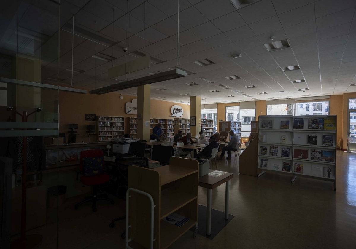 Biblioteca a oscuras en Cáceres el lunes pasado.