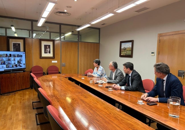 En el centro, el delegado de Gobierno José Luis Quintana y el consejero de Presidencia, Abel Bautista, durante la jornada del lunes en el Cecopi.